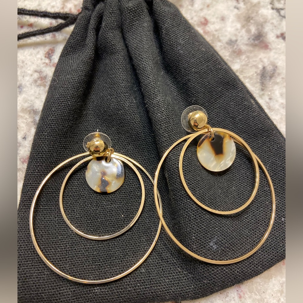 Beautiful gold colored earrings